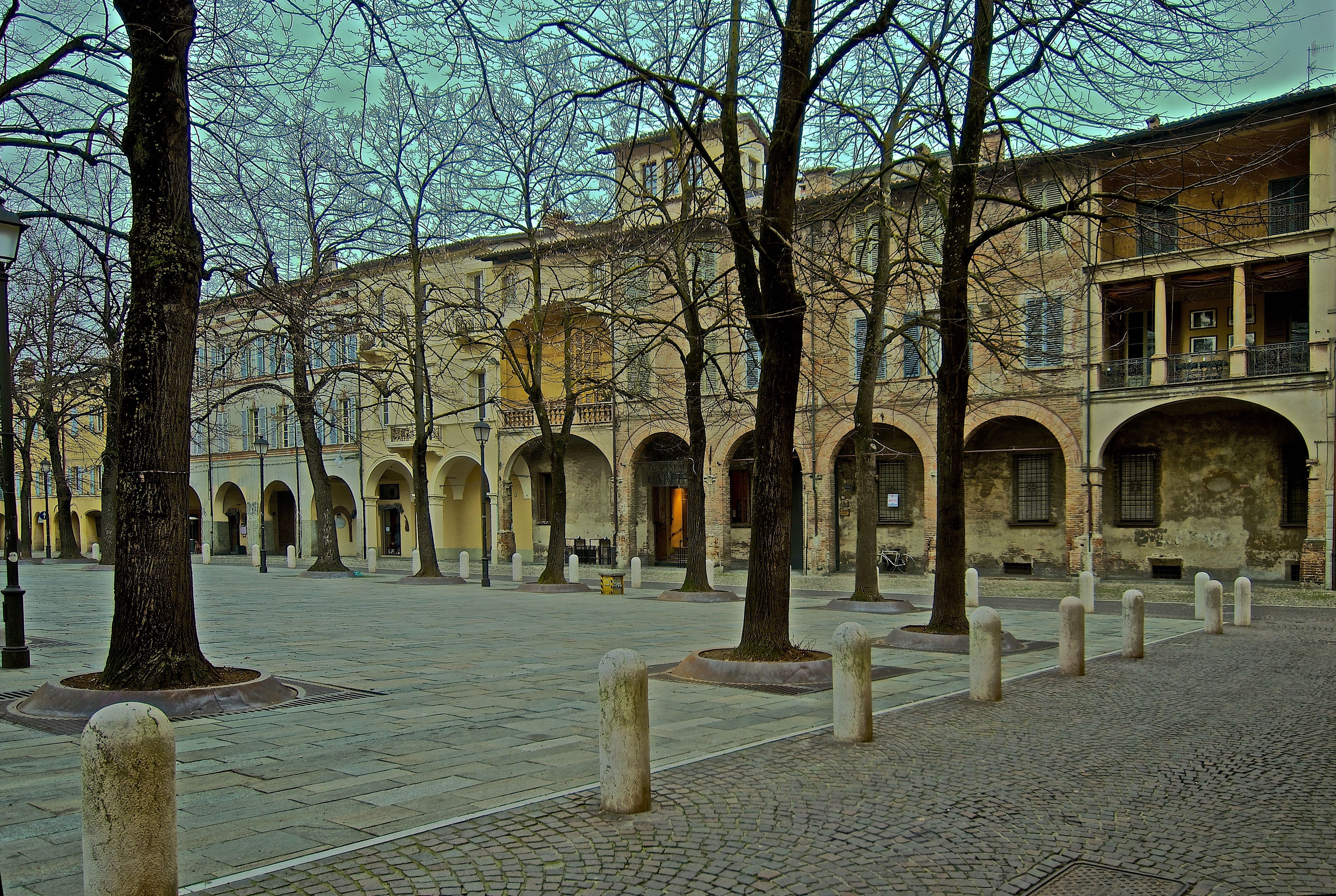 photo: https://upload.wikimedia.org/wikipedia/commons/d/d2/Piazza_Fontanesi.jpg