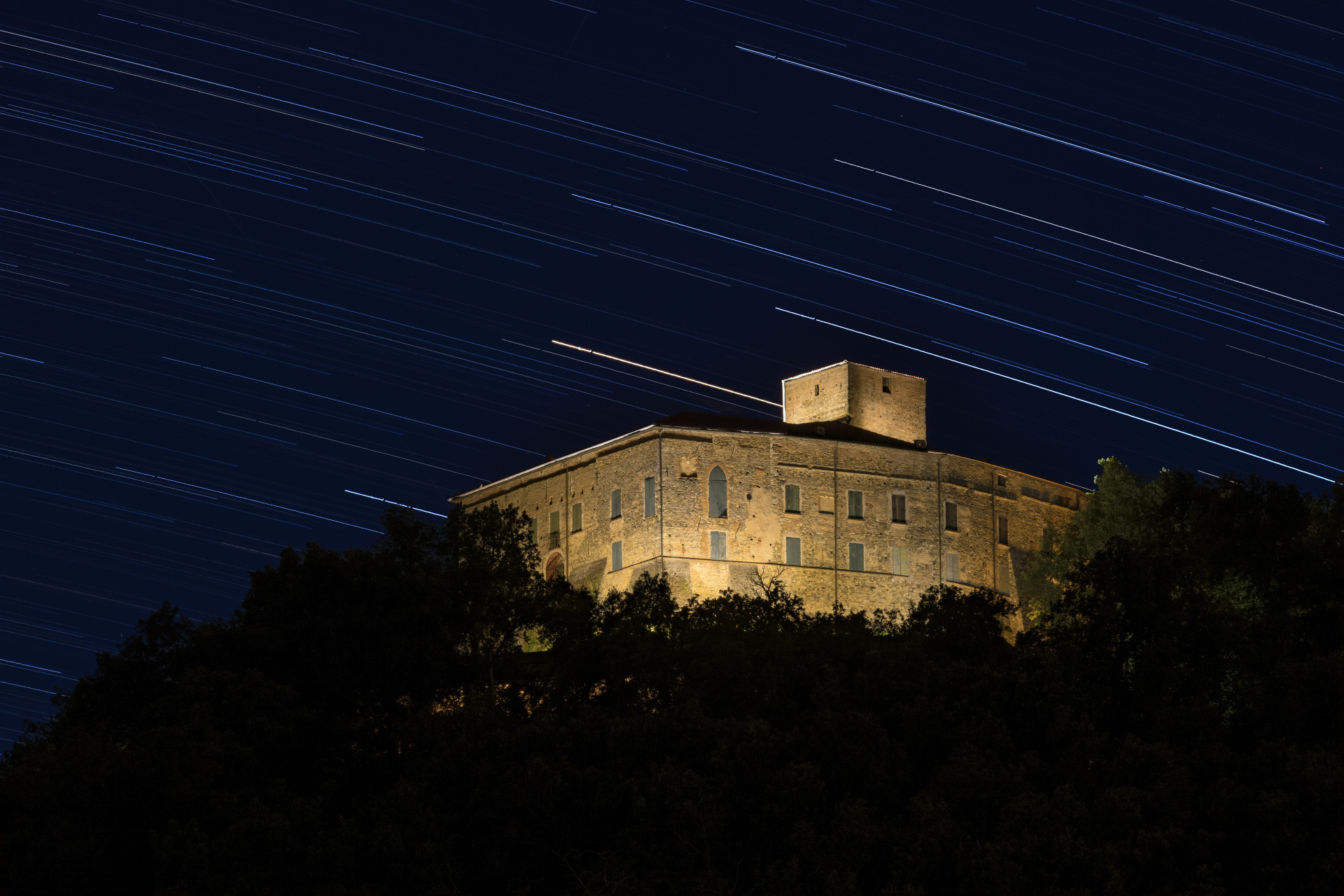 foto: https://upload.wikimedia.org/wikipedia/commons/1/15/Castello_di_Bianello_sotto_le_scie_stellari.jpg