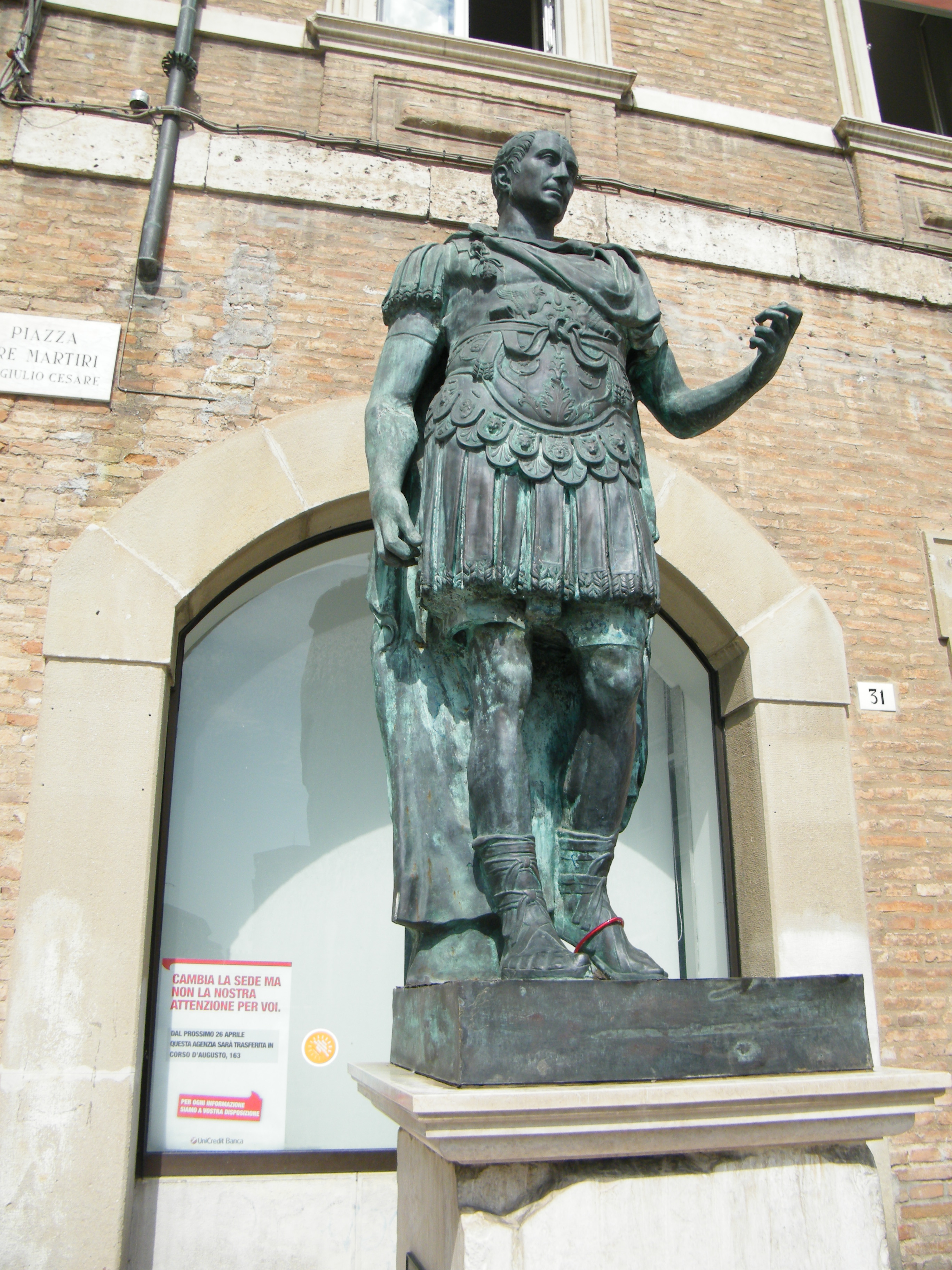 foto: https://upload.wikimedia.org/wikipedia/commons/9/90/Statua_di_Giulio_Cesare.JPG