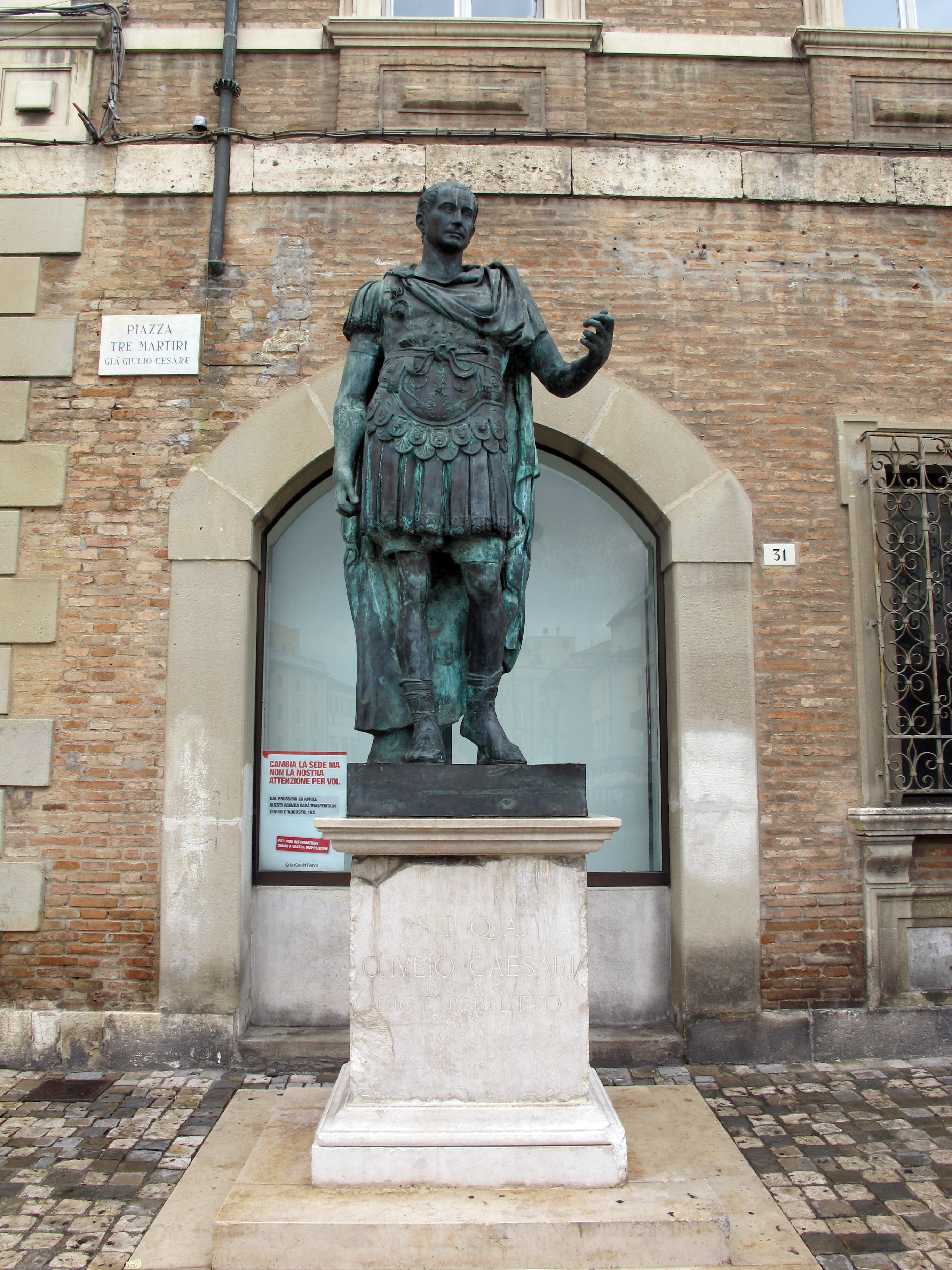 foto: https://upload.wikimedia.org/wikipedia/commons/e/e7/Rimini%2C_piazza_tre_martiri%2C_statua_di_cesare.JPG