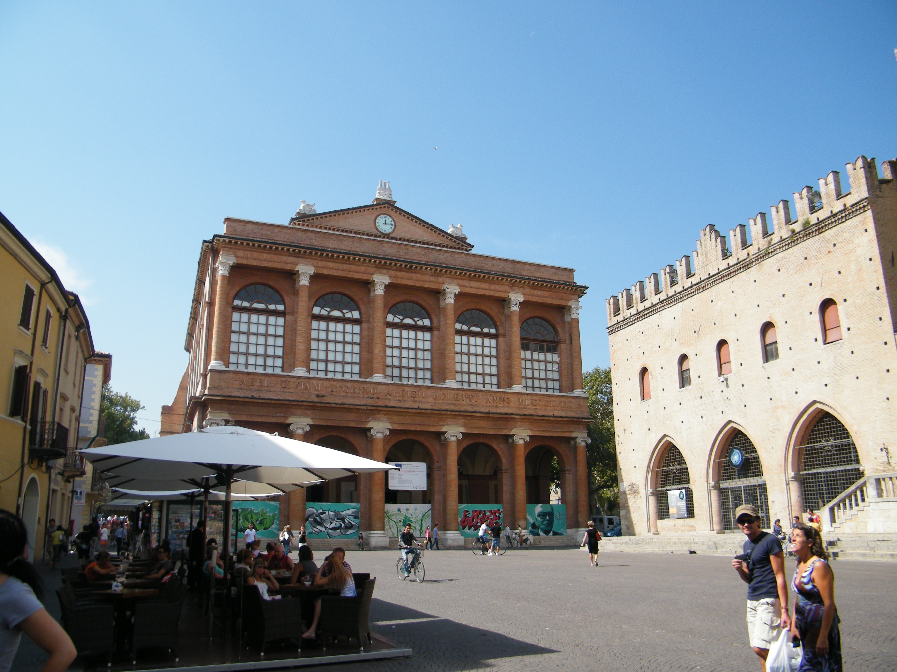 foto: https://upload.wikimedia.org/wikipedia/commons/b/b1/Teatro_Galli_Rimini.JPG