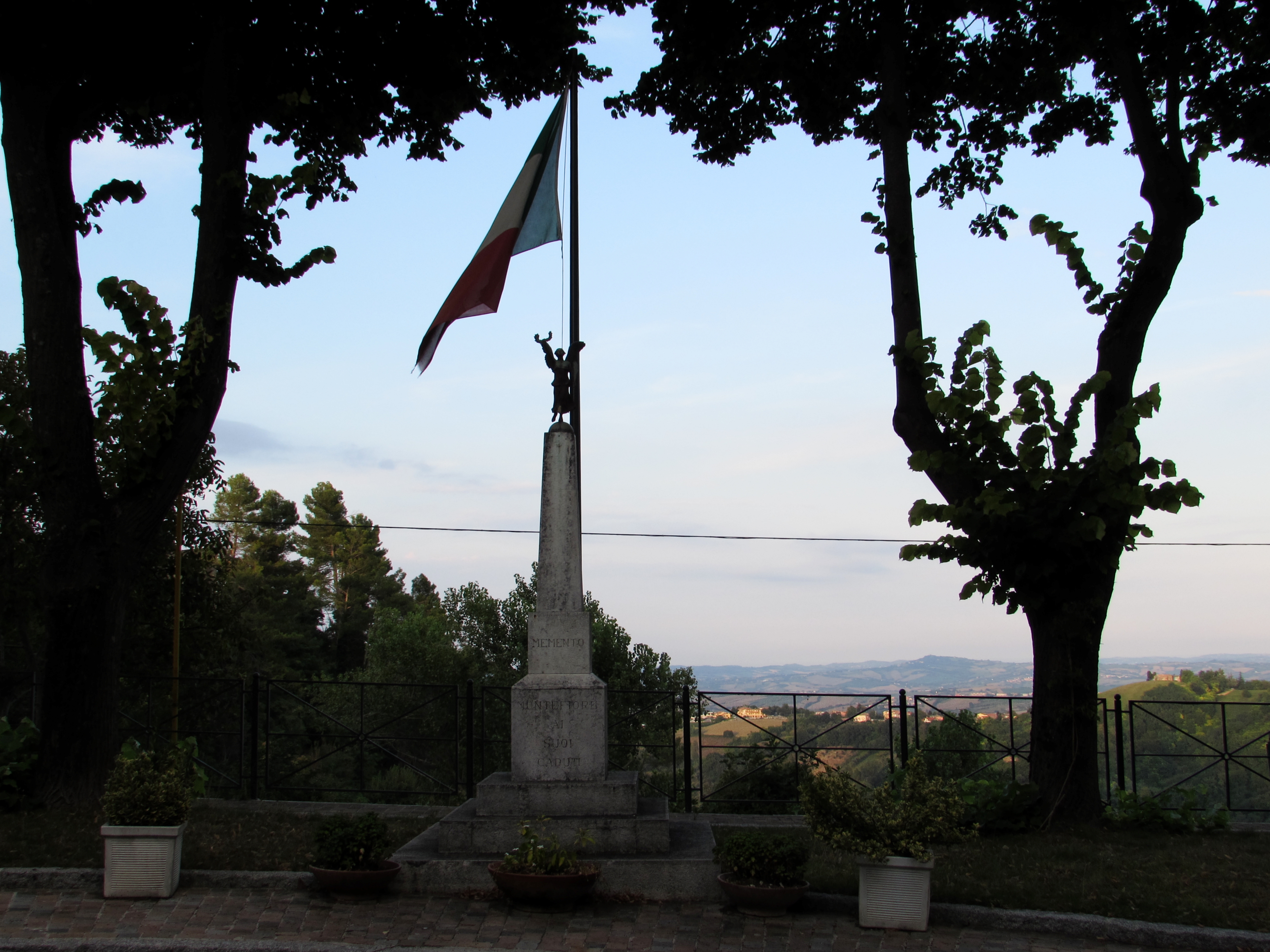 photo: https://upload.wikimedia.org/wikipedia/commons/d/dc/Il_monumento_il_tricolore_e_il_vento.jpg