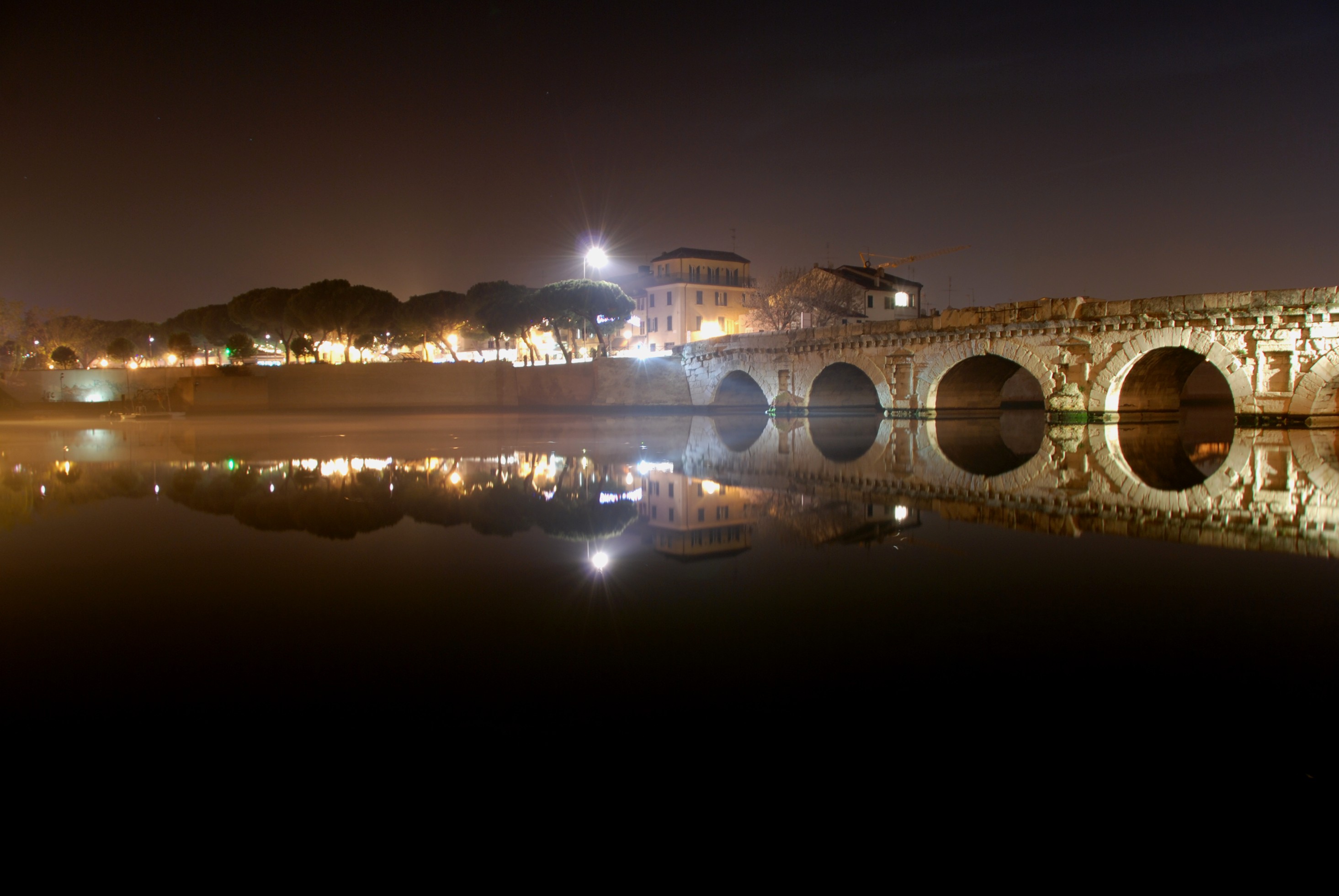 foto: https://upload.wikimedia.org/wikipedia/commons/1/1c/Ponte_Tiberio_night.jpg