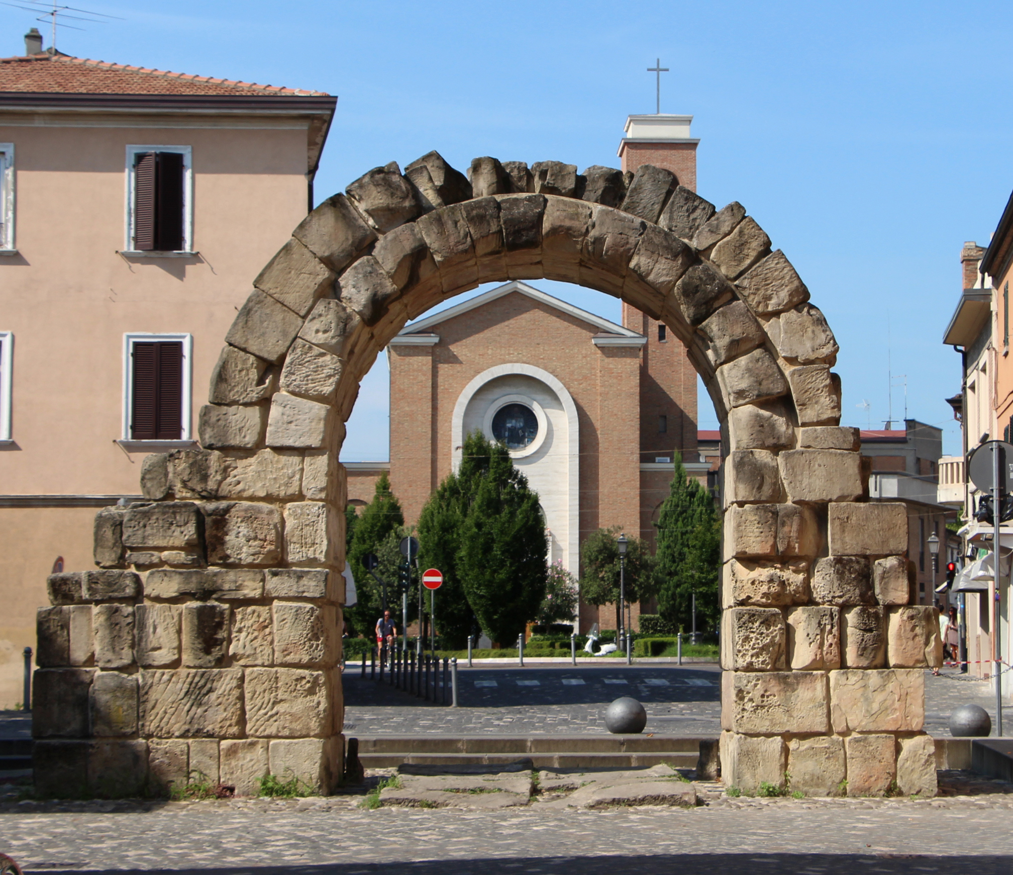 foto: https://upload.wikimedia.org/wikipedia/commons/e/e5/Rimini%2C_porta_montagnara%2C_veduta_01.JPG