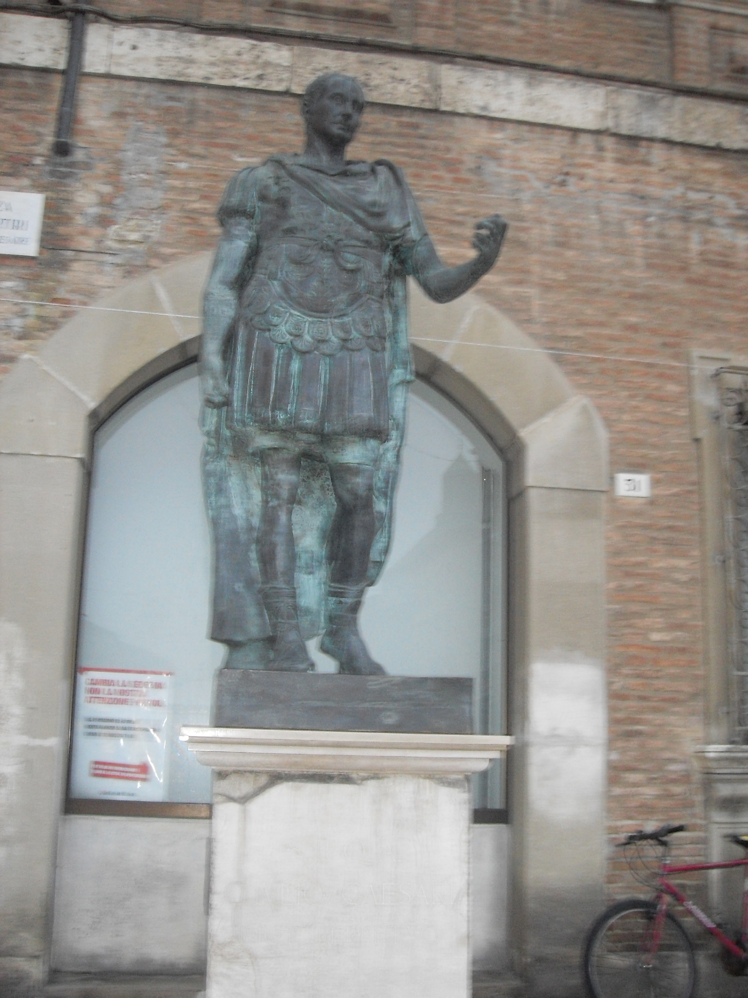 photo: https://upload.wikimedia.org/wikipedia/commons/f/fc/Statua_di_Giulio_Cesare%2C_Rimini.JPG