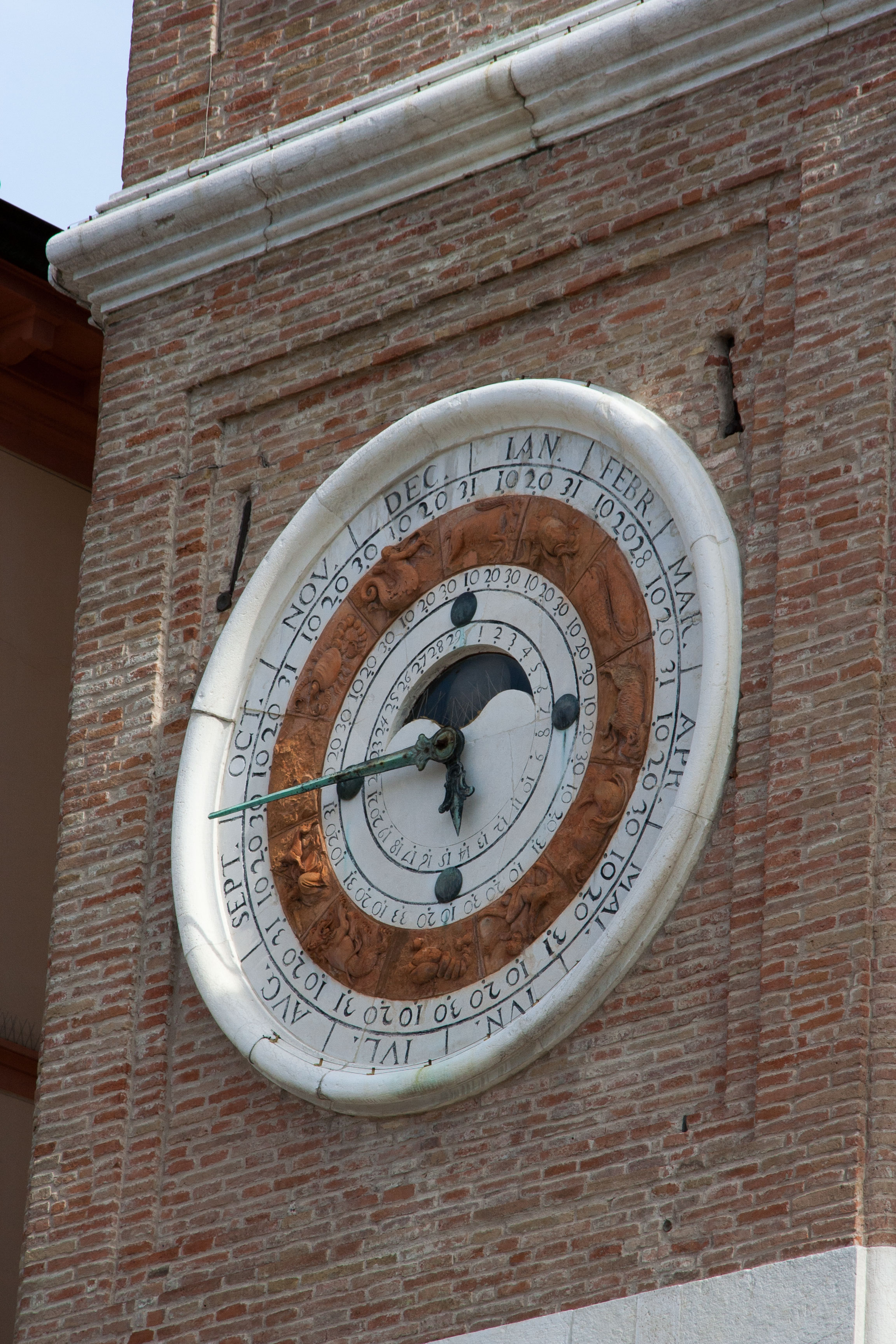 foto: https://upload.wikimedia.org/wikipedia/commons/5/58/Torre-dellorologio-rimini-01.jpg