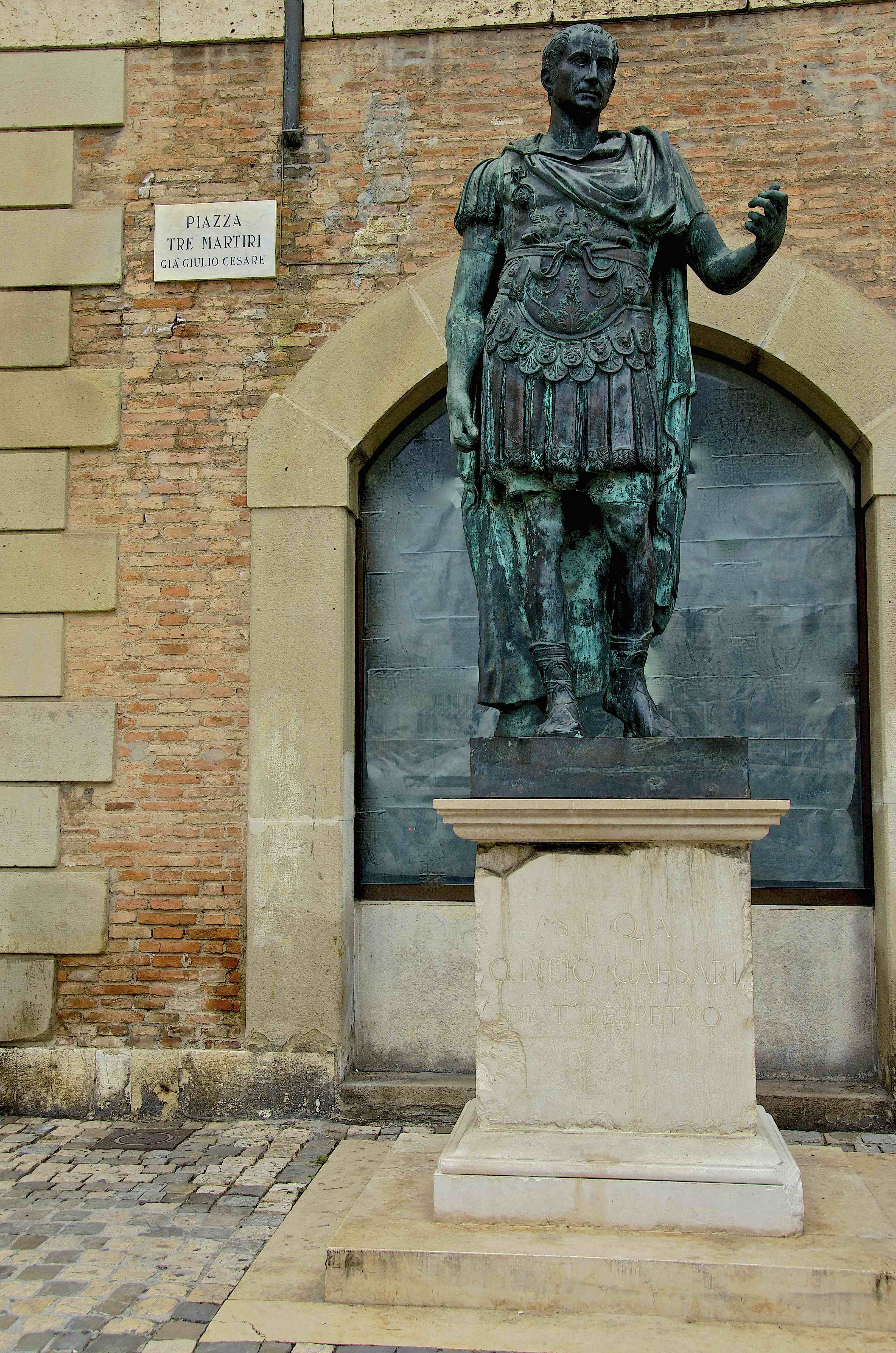 foto: https://upload.wikimedia.org/wikipedia/commons/8/87/Monumento_al_Console_romano_Gaio_Giulio_Cesare.jpg
