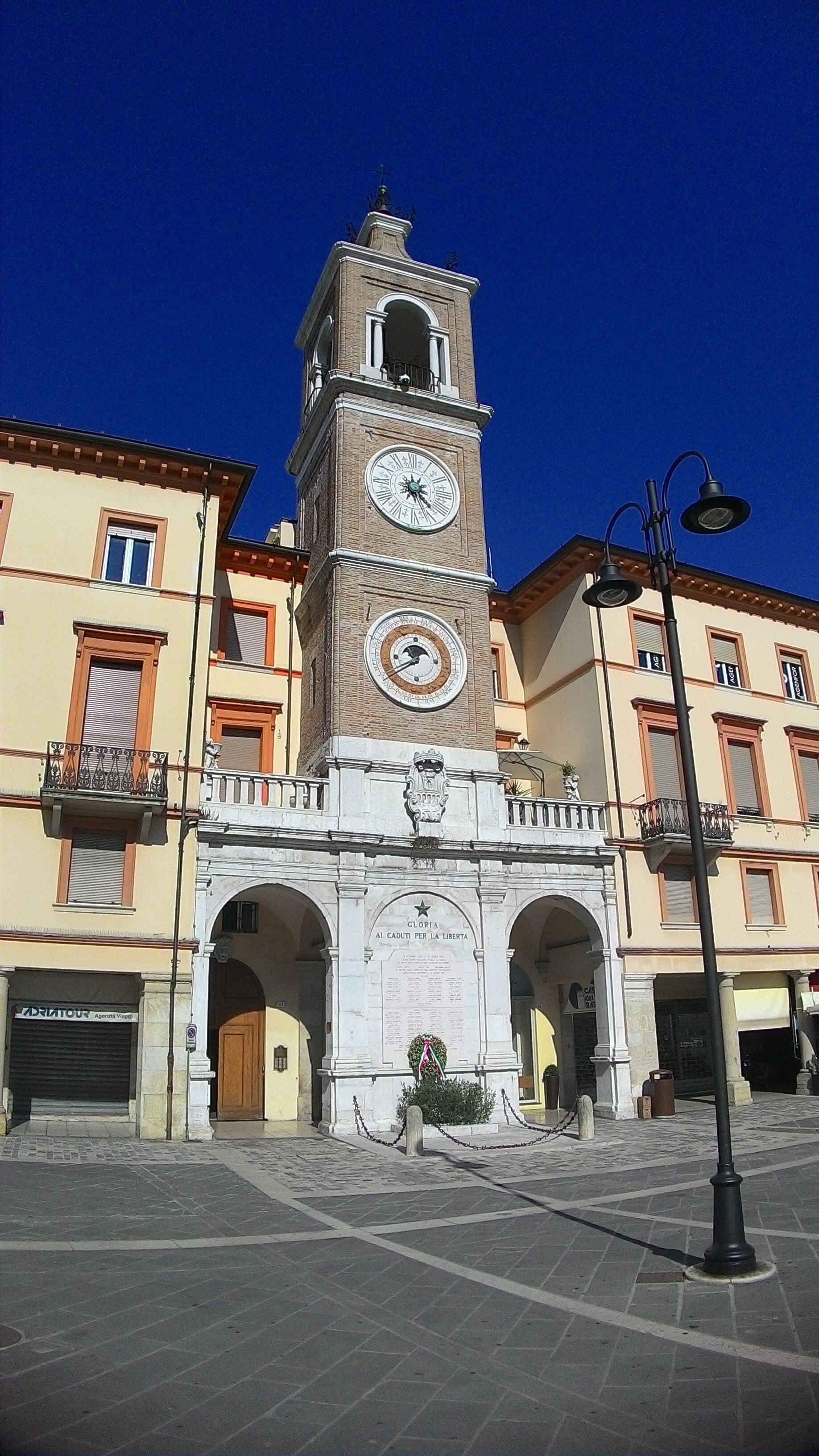 foto: https://upload.wikimedia.org/wikipedia/commons/e/e1/Torre_dell%27orologio%2C_Rimini.jpg
