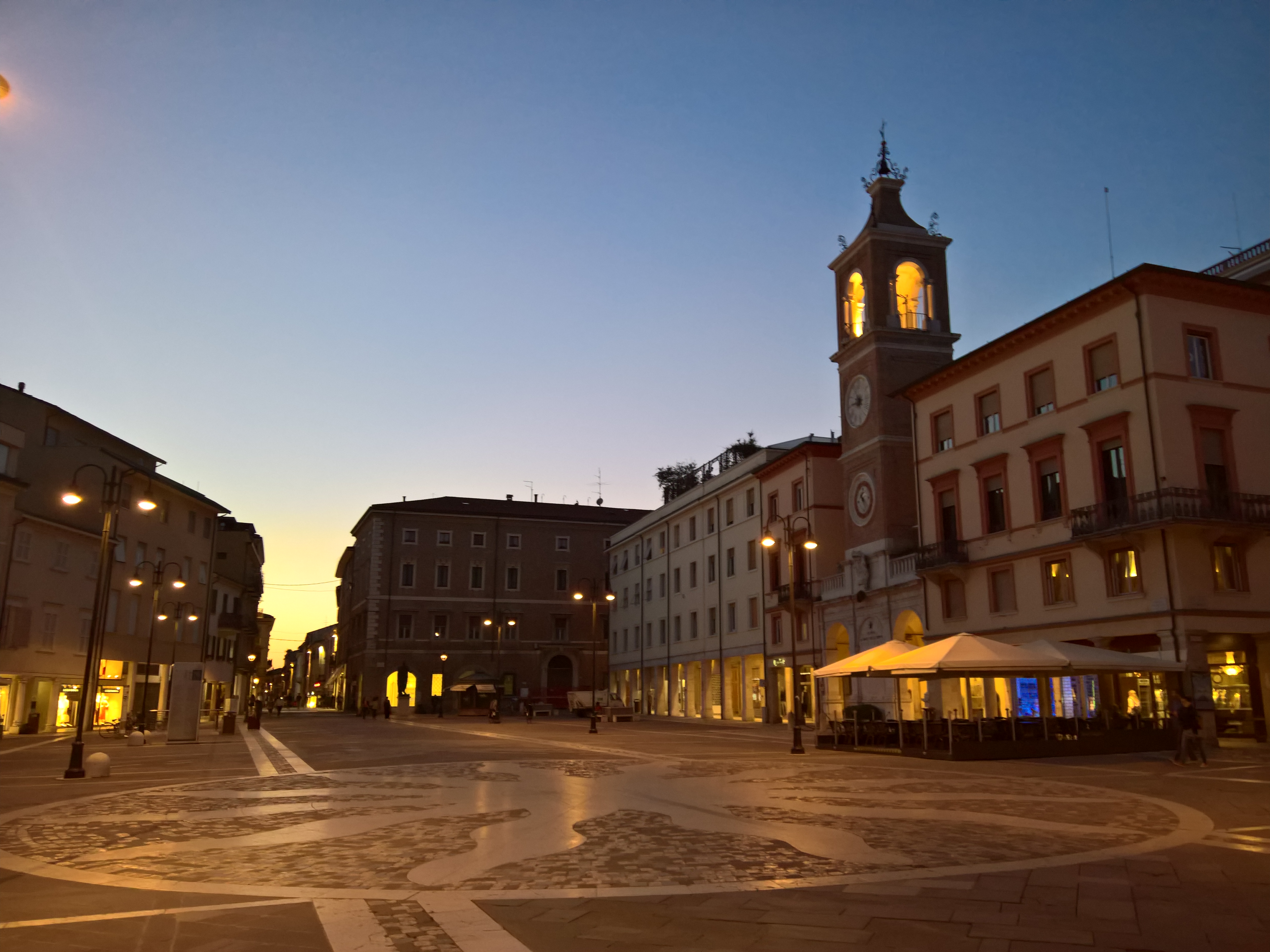foto: https://upload.wikimedia.org/wikipedia/commons/d/d6/Rimini%2C_Piazza_Tre_Martiri_al_tramonto.jpg