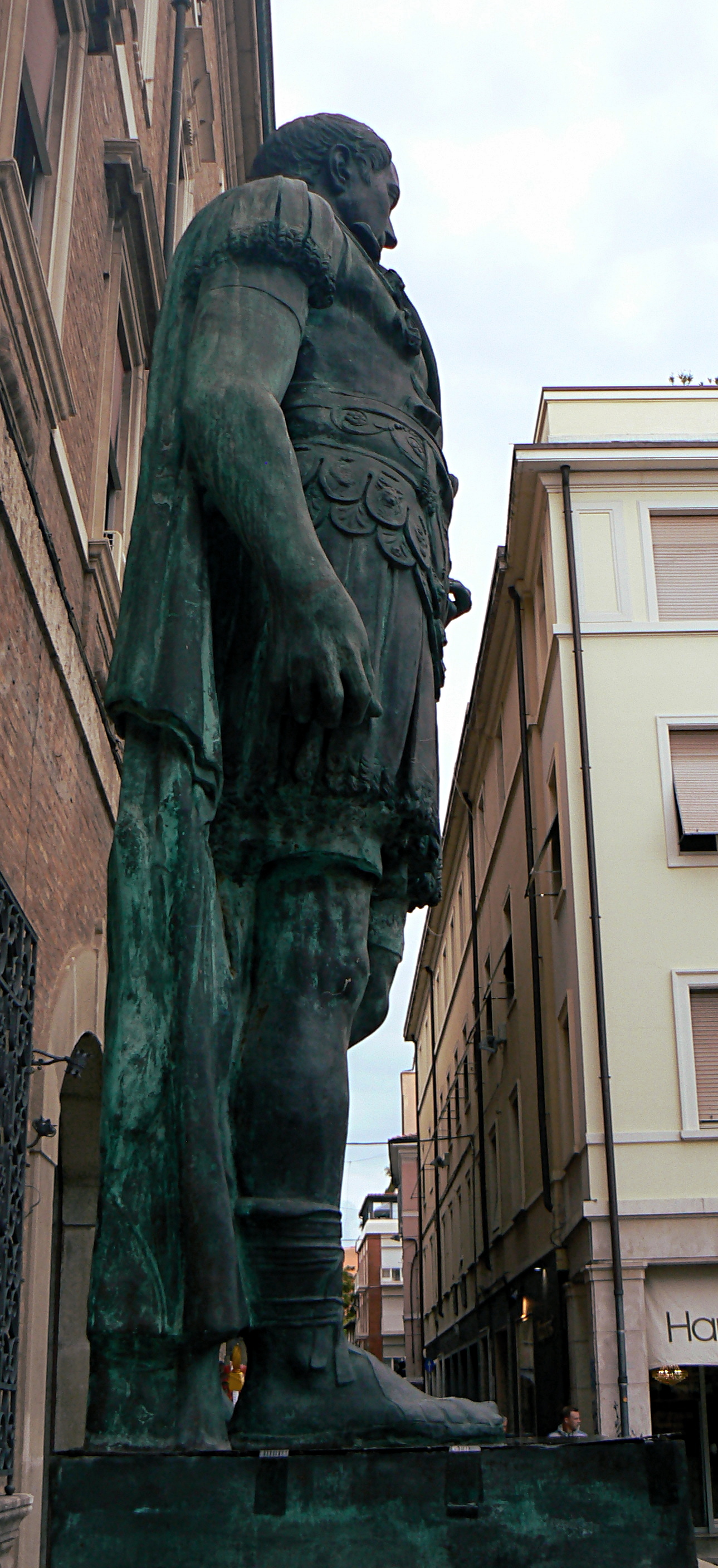foto: https://upload.wikimedia.org/wikipedia/commons/9/9e/Rimini_profilo_statua_di_Giulio_Cesare_3.jpg