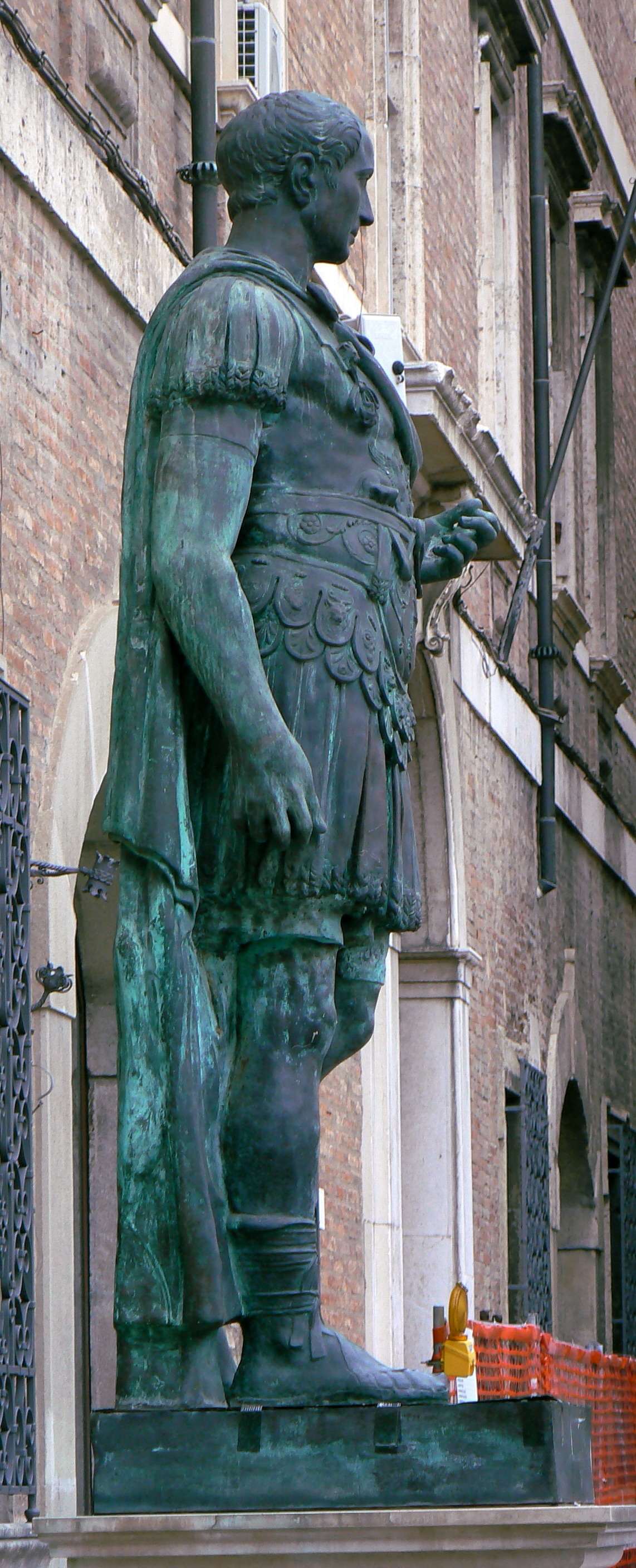 foto: https://upload.wikimedia.org/wikipedia/commons/4/49/Rimini_profilo_statua_di_Giulio_Cesare_1.jpg