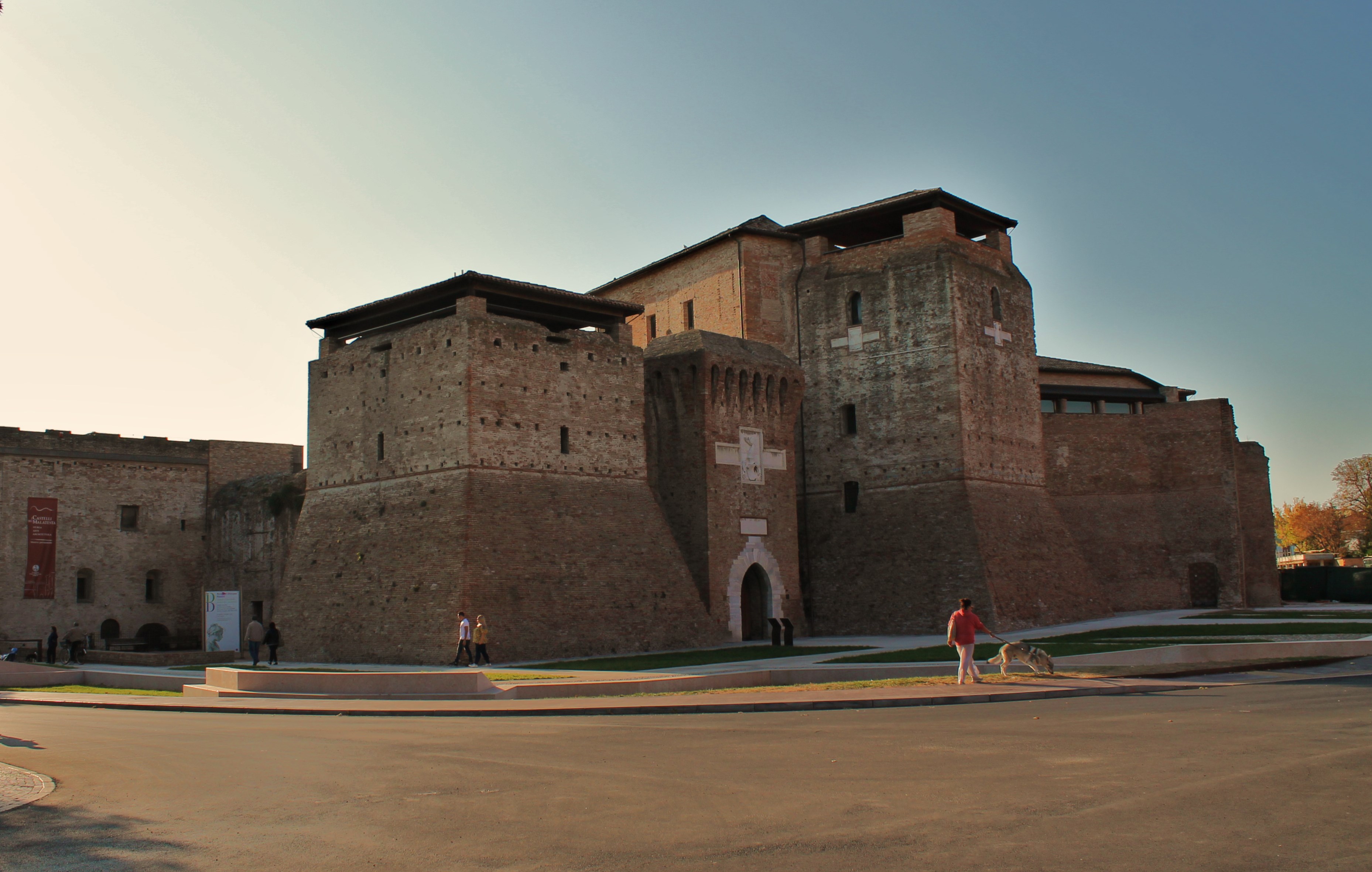 foto: https://upload.wikimedia.org/wikipedia/commons/3/3d/Castel_Sismondo_di_Rimini.jpg