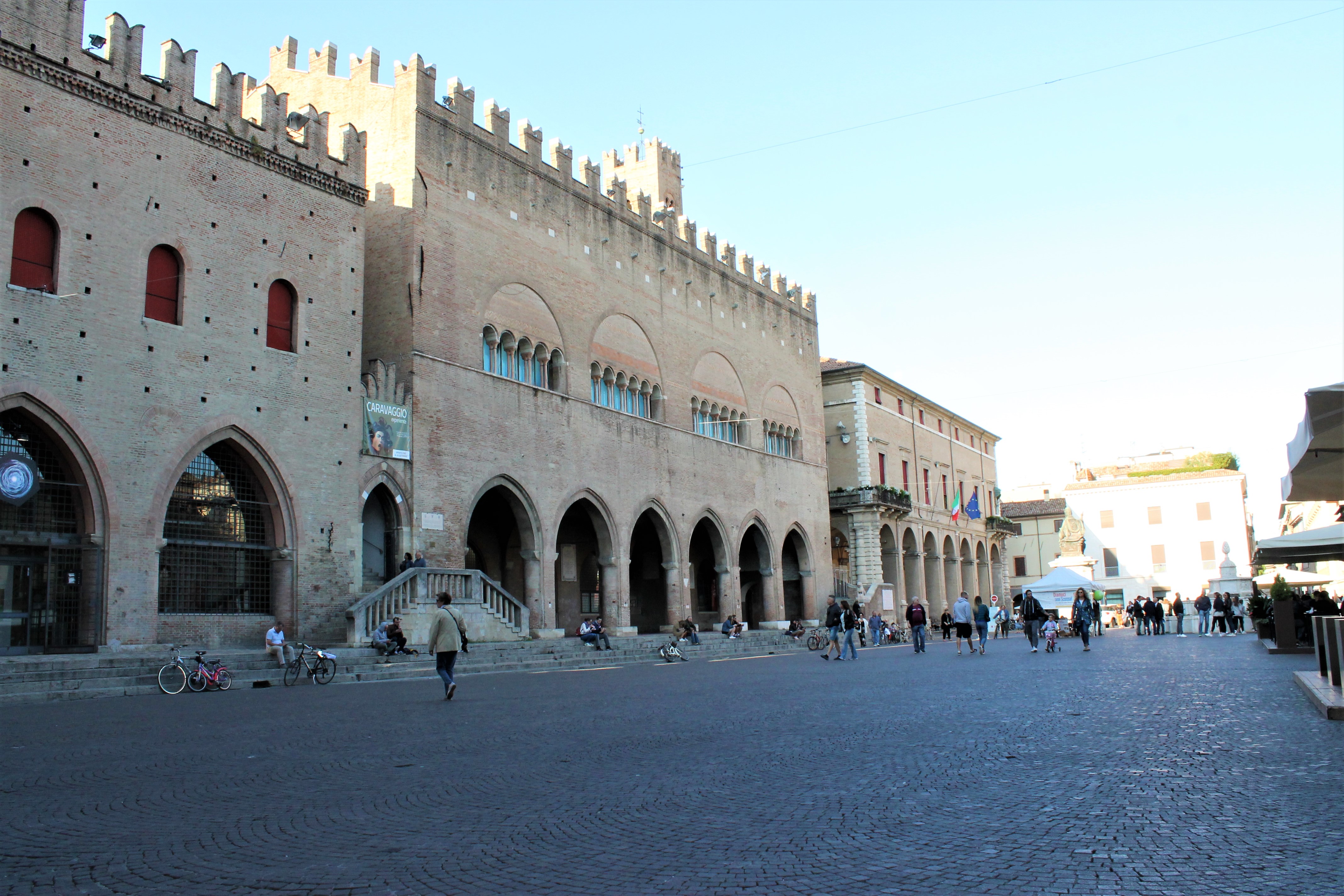 foto: https://upload.wikimedia.org/wikipedia/commons/a/a3/Piazza_Cavour_di_Rimini.jpg