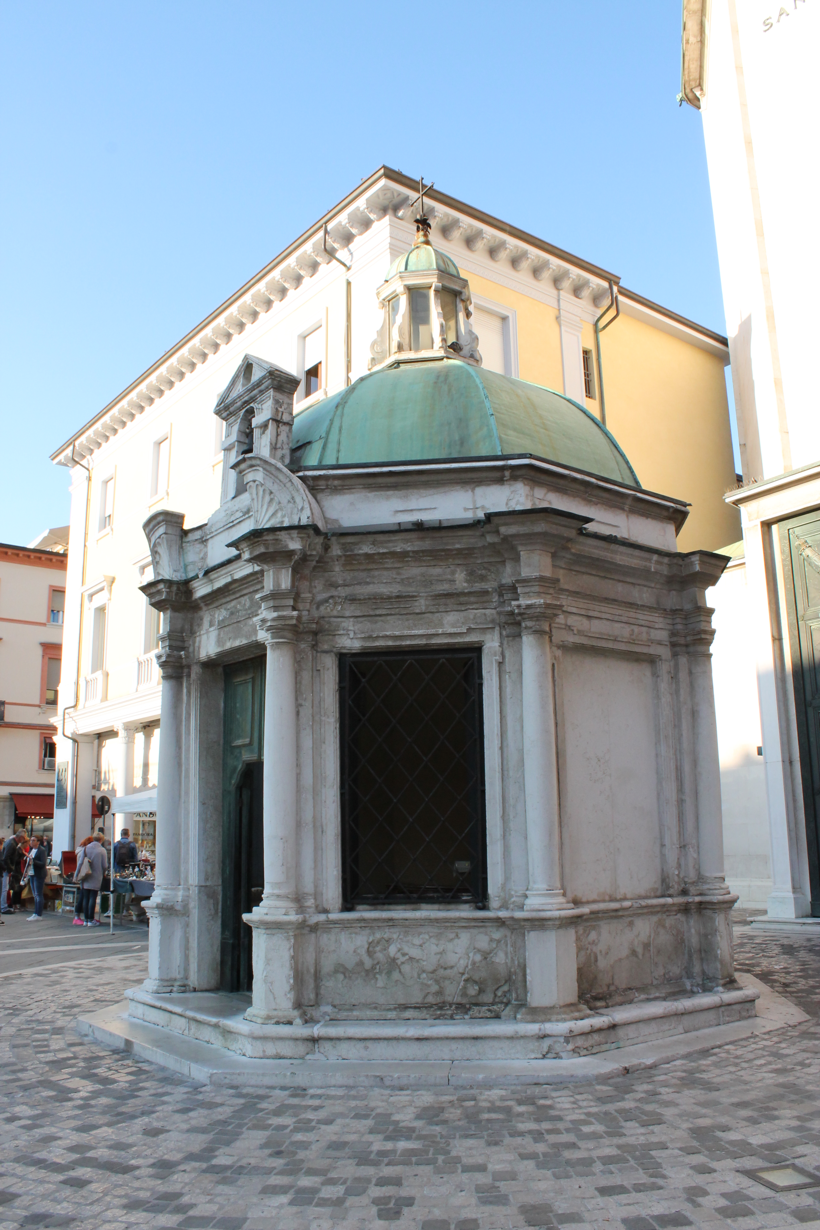 photo: https://upload.wikimedia.org/wikipedia/commons/2/2c/Tempio_di_Sant%27Antonio_di_i_Rimini.jpg