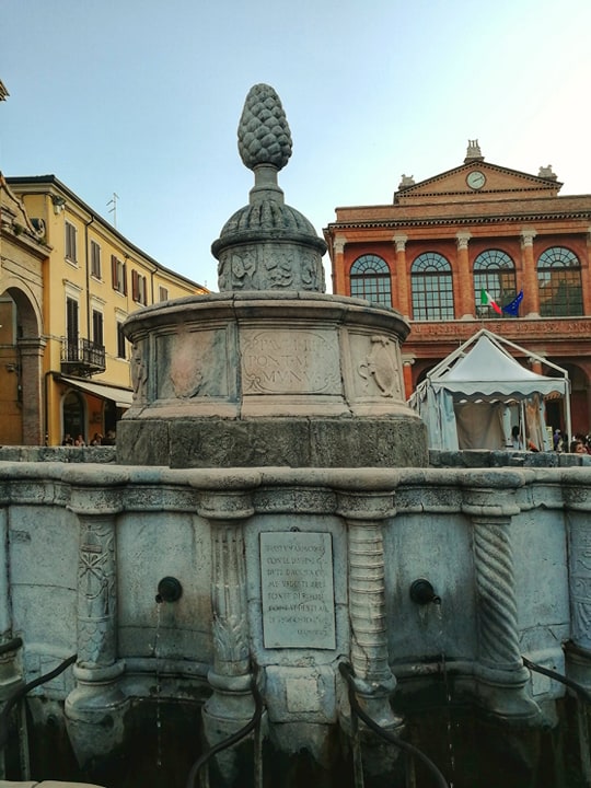 foto: https://upload.wikimedia.org/wikipedia/commons/3/33/Fontana_Rimini.jpg
